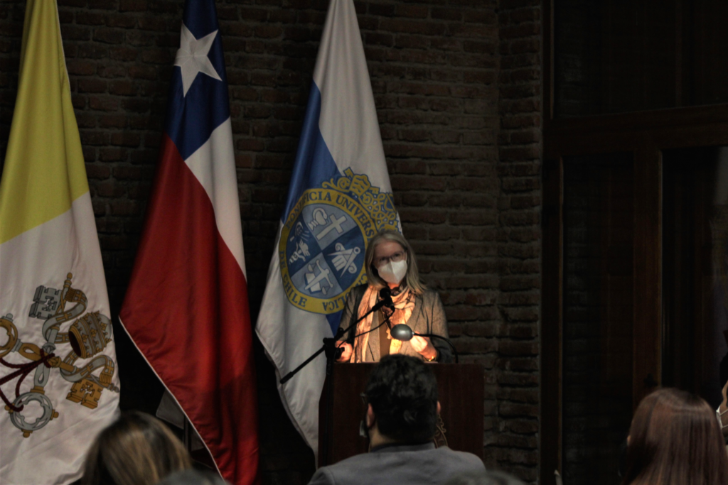 Profesora de Dalhousie University, Jennifer MacDonald, hablando en la Universidad Católica de Chile