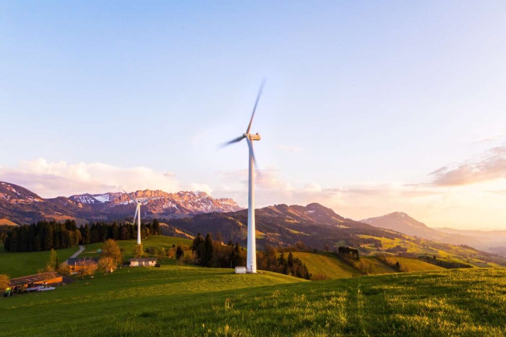 Una turbina de viento que genera energía eólica