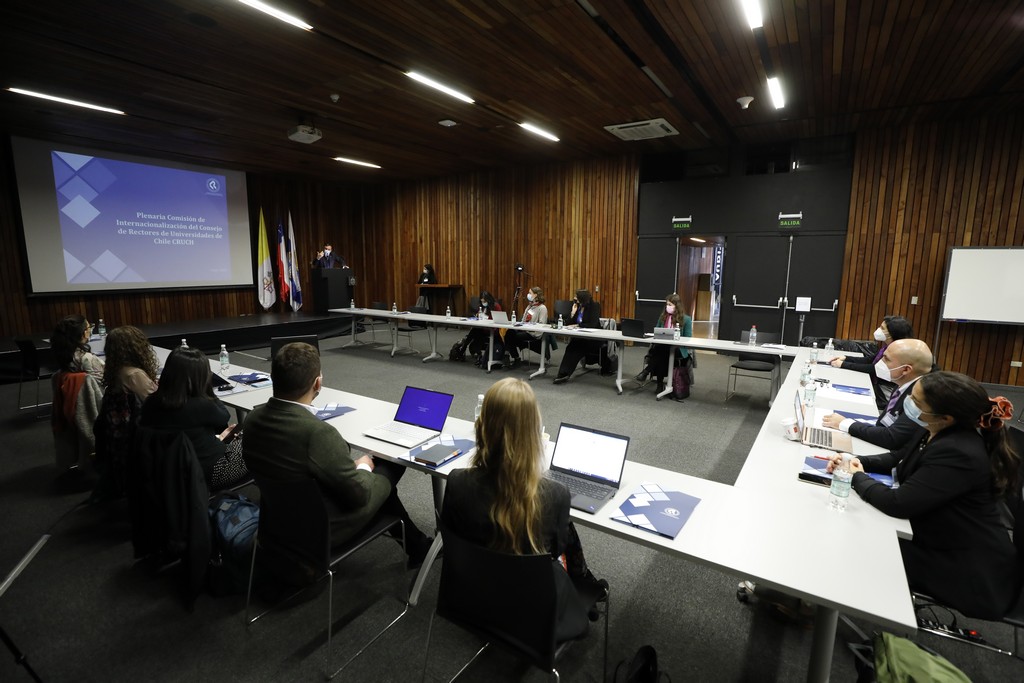 El rector de la UC, Ignacio Sánchez, dio la bienvenida en la plenaria de la comisión de Internacionalización del Consejo de Rectores de Chile.