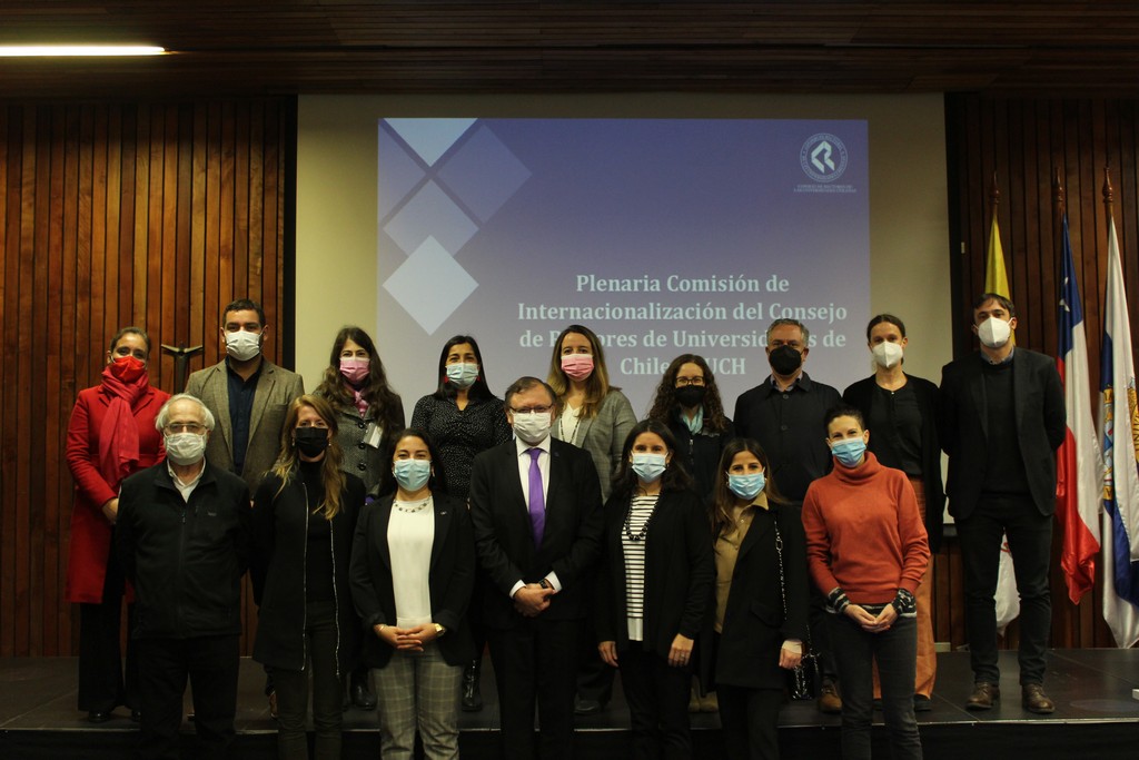 Parte de los y las integrantes de la comisión de Internacionalización del Consejo de Rectores de Chile. Al centro, el rector de la Universidad de Valparaíso, Osvaldo Corrales