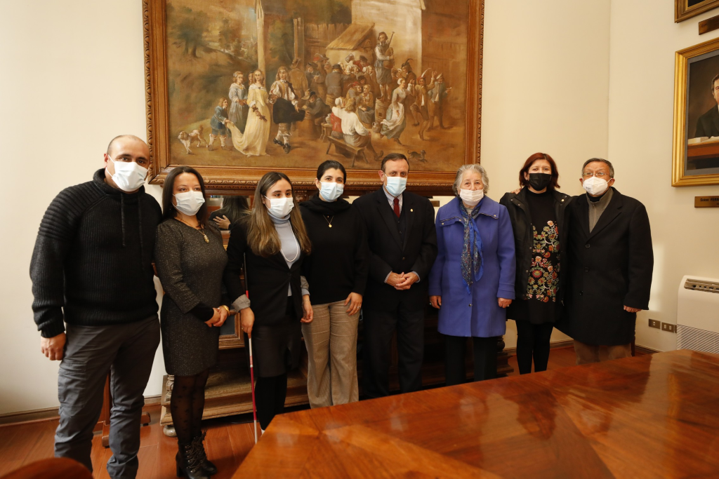 Estudiantes UC con discapacidad y sus familias con autoridades UC