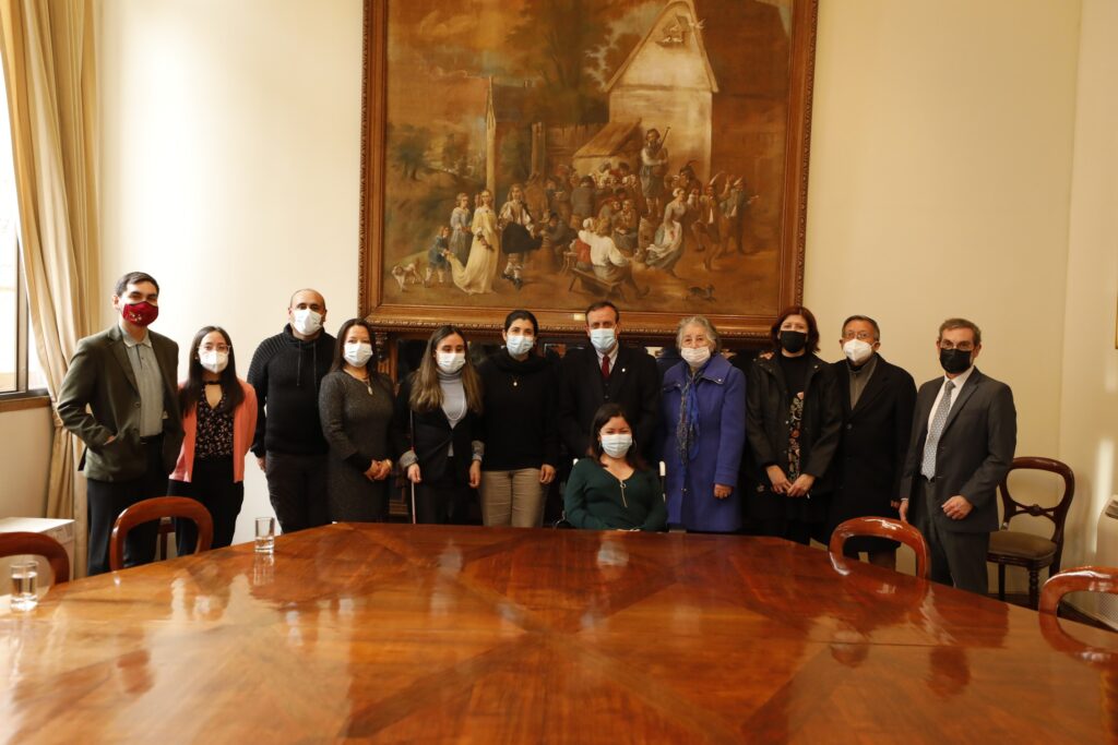 Foto grupal de las autoridades UC y las estudiantes que se irán de intercambio gracias a la vía Equidad de Vacantes