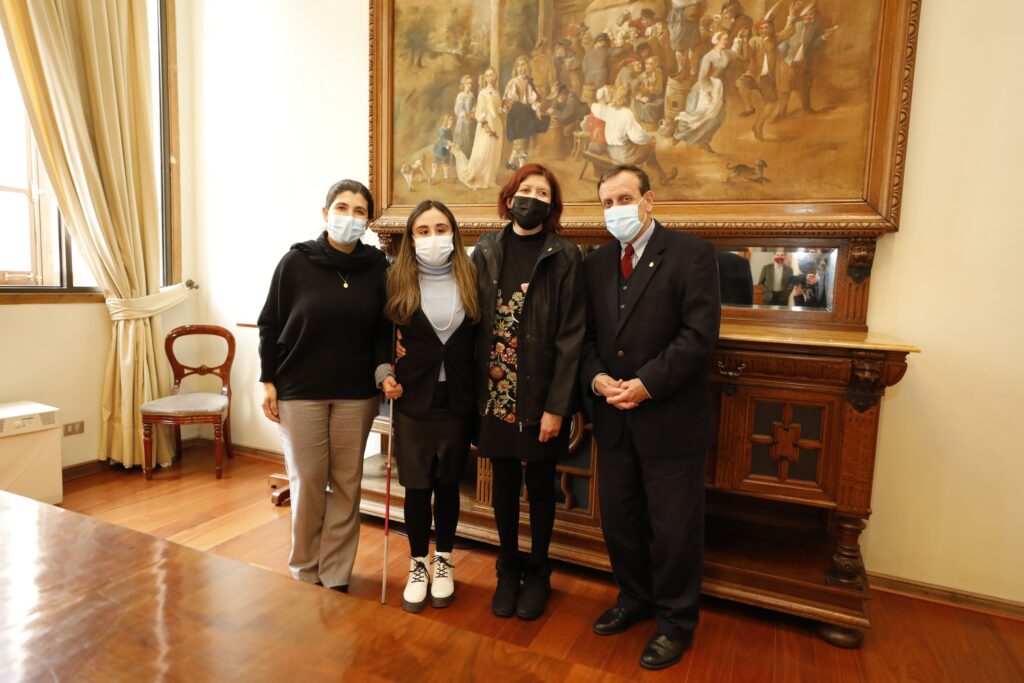 Autoridades UC con las estudiantes Sara Lara y Diana Camacho