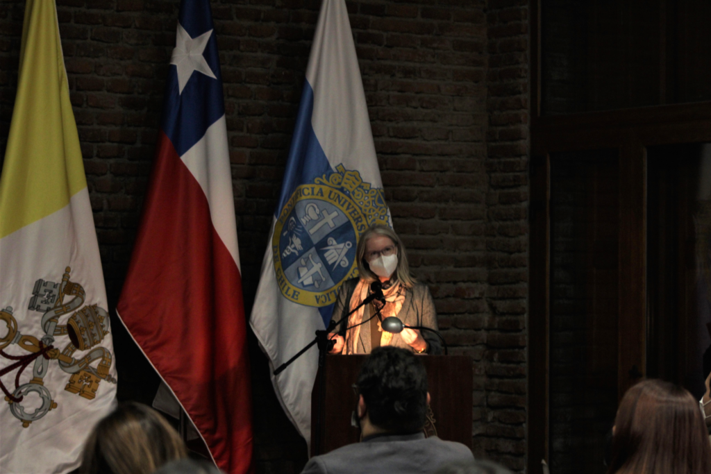 Profesora de Dalhousie University, Jennifer MacDonald, hablando en la Universidad Católica de Chile